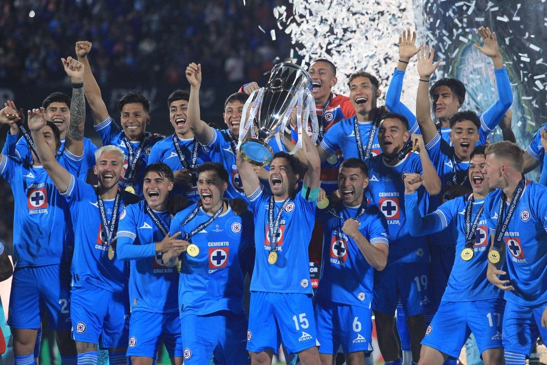 El mediocampista uruguayo #15 de Cruz Azul, Ignacio Rivero, levanta el trofeo junto a sus compañeros tras ganar la final de la Copa de Campeones de la Concacaf entre Cruz Azul de México y Vancouver Whitecaps de Canadá en el Estadio Olímpico Universitario de la CDMX. Foto