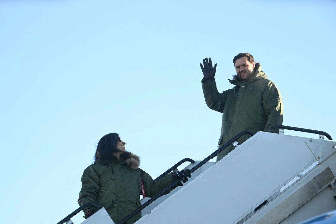 El vicepresidente de Estados Unidos, J. D. Vance, y su esposa, Usha Vance, llegan a la base espacial Pituffik del ejército estadounidense en Groenlandia, el 28 de marzo de 2025. 