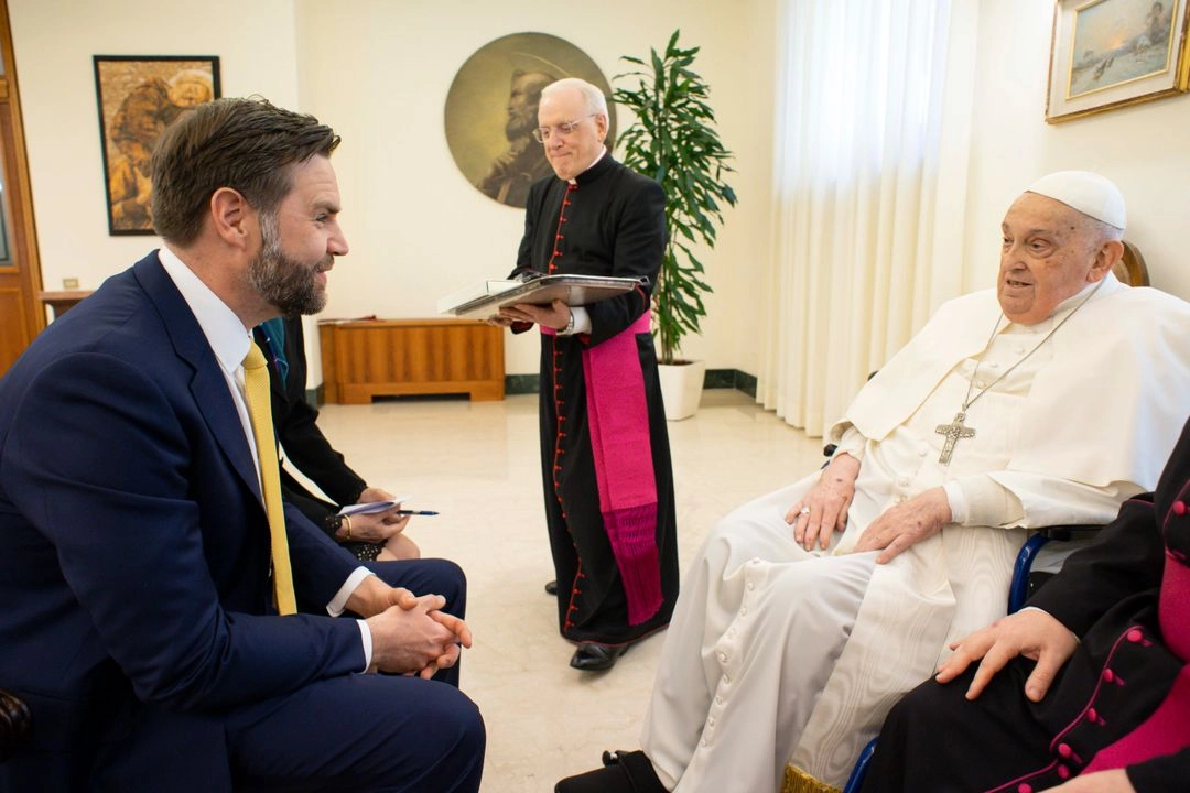El vicepresidente de EU, JD Vance, fue uno de los últimos funcionarios en reunirse con el papa Francisco; en la imagen, el político estadunidense junto al pontífice el domingo 20 de abril de 2025. Foto