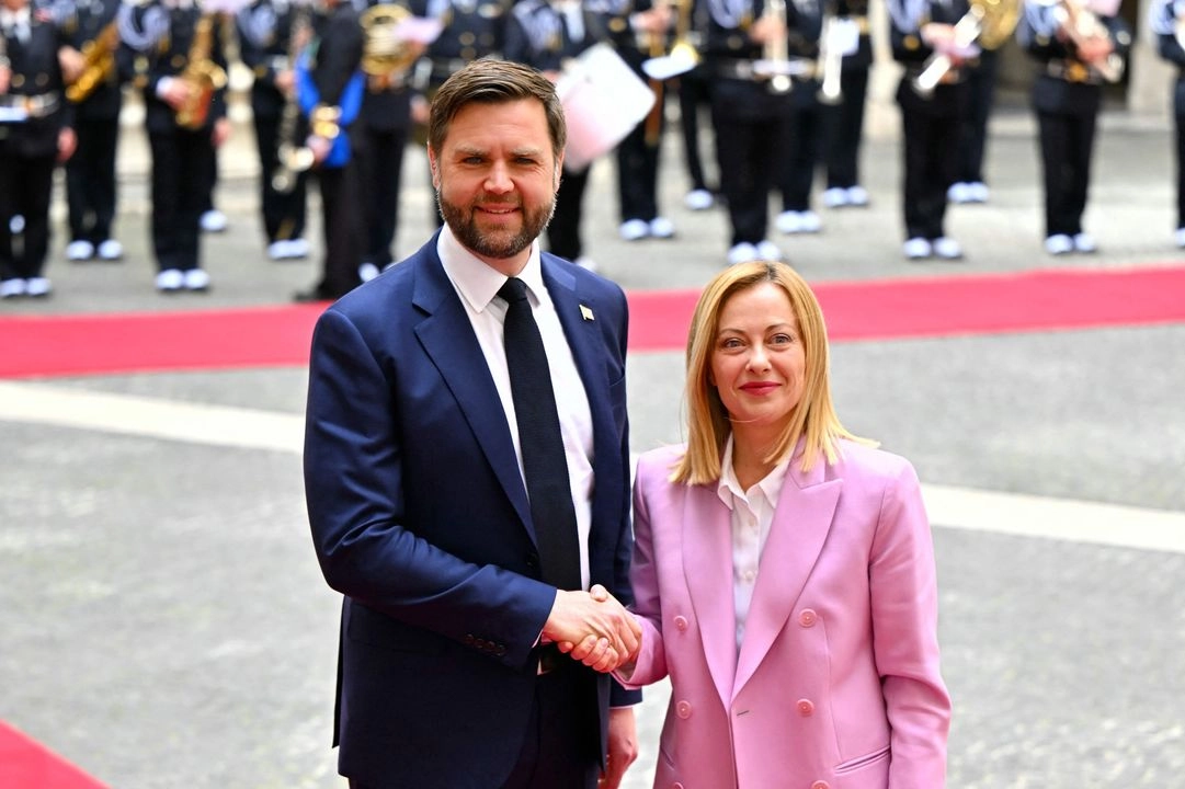 La primera ministra de Italia, Giorgia Meloni, y el vicepresidente de EU, JD Vance, en el patio del Palacio Chigi, en Roma, el 18 de abril de 2025. Foto 