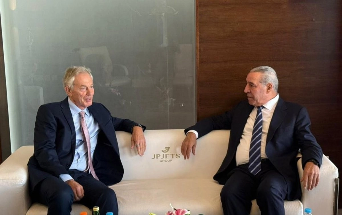 El ex primer ministro británico Tony Blair (I) y Husein Al Sheij, vicepresidente de la Autoridad Palestina durante una reunión para abordar el conflicto en Gaza, el 12 de octubre de 2025.