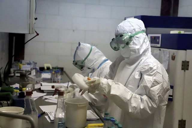 Paramédicos examinan muestras de pacientes sospechosos de tener coronavirus, en un laboratorio de Ahvaz, Irán. Foto Ap 