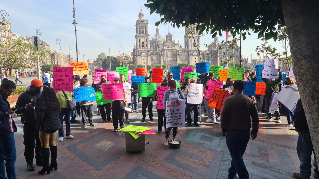 Al grito de “justicia” arrojaron huevos a la fachada y pasillos del inmueble para expresar su molestia, el 1 de marzo de 2023. Foto Laura Gómez Flores