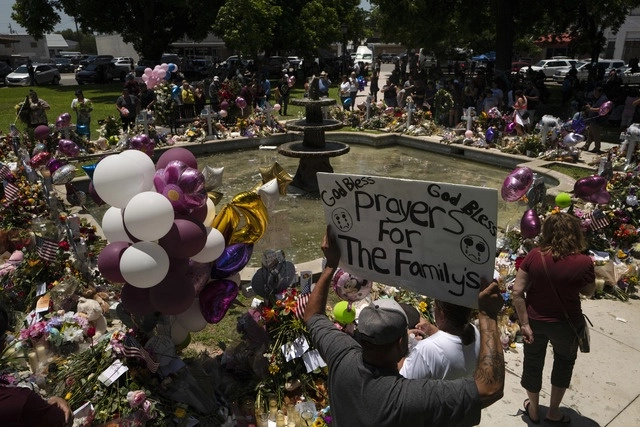 Personas visitan el memorial a la víctimas de la masacre en una escuela de Uvalde, Texas. Foto Ap