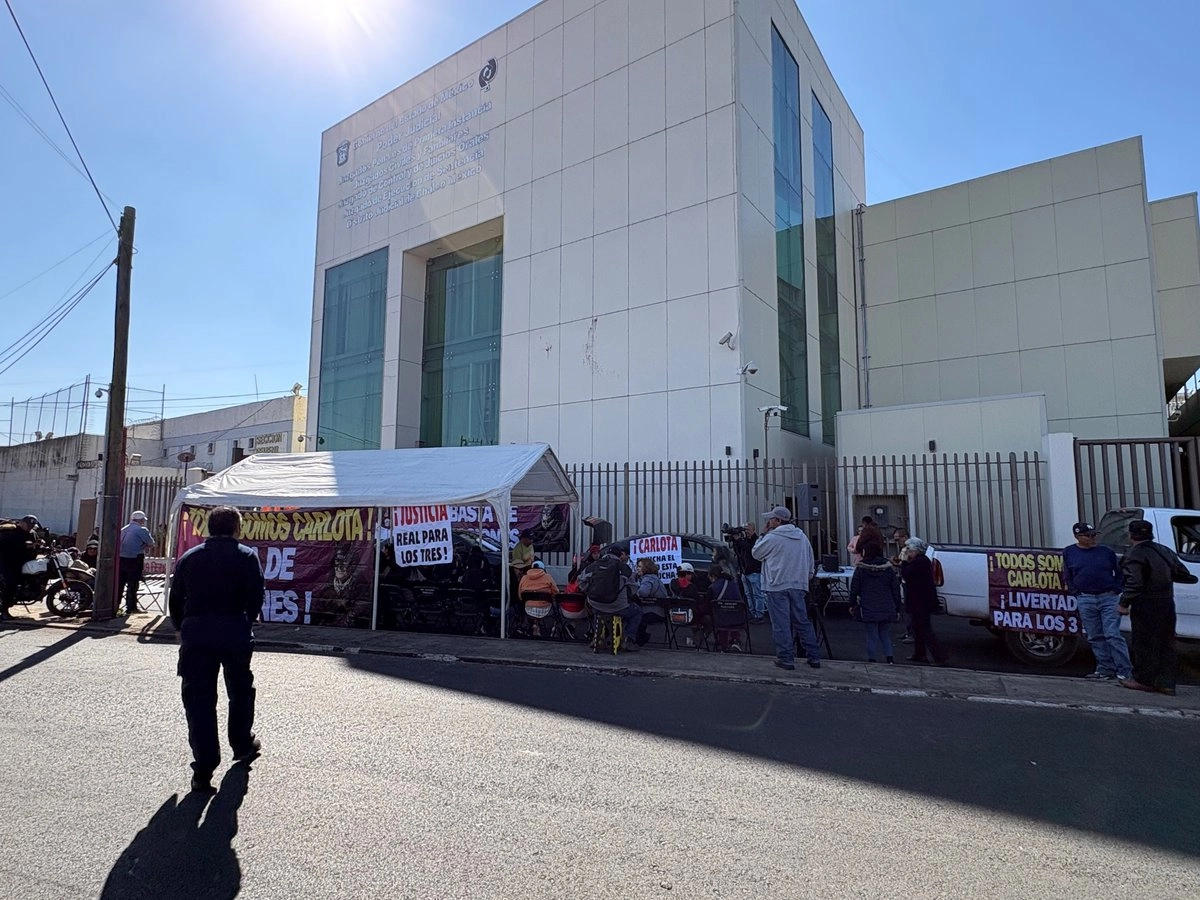 Aspecto exterior de los juzgados del penal estatal de Chalco, en donde víctimas del delito de despojo, así como familiares y amigos se manifiestan en apoyo de Carlota 'N', de 73 años, quien abril pasado, junto con sus hijos Eduardo y Mariana, dispararon en contra de los presuntos invasores de su propiedad, en la unidad habitacional Hacienda de Guadalupe, localizada en la comunidad de La Candelaria Tlapala en Chalco.