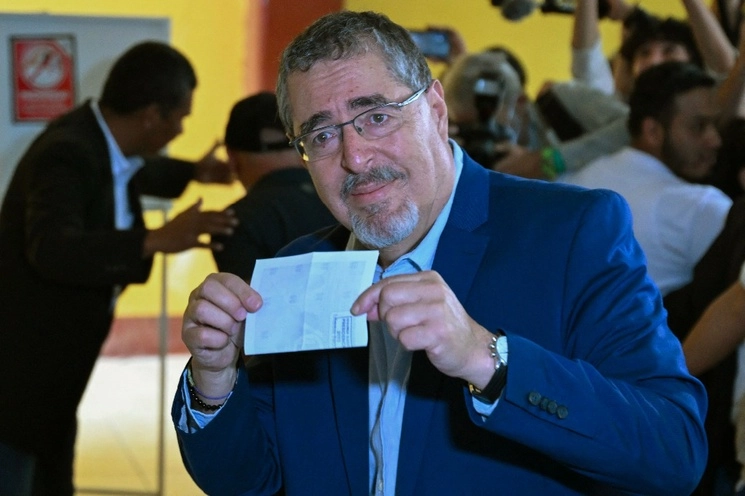 Bernardo Arévalo, aspirante presidencial de Movimiento Semilla, emite su voto en ciudad de Guatemala, Guatemala. Foto Afp 