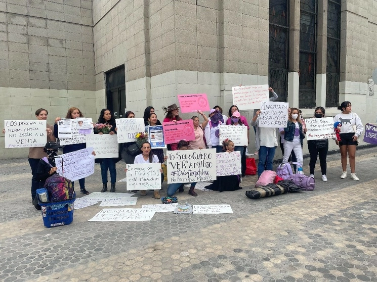 Contamos con un sistema de impartición de justicia “obsoleto, machista, que ya no da para más, pero si no insistimos con plantones y manifestaciones, no vamos a salir del problema. Estamos cansadas de esta tortura institucional donde hay jueces que, abusando de su poder, decidan recibirle dinero a un señor, para perjudicarnos a las madres”, afirmaron las mujeres, el 26 de junio de 2023. Foto Laura Gómez 