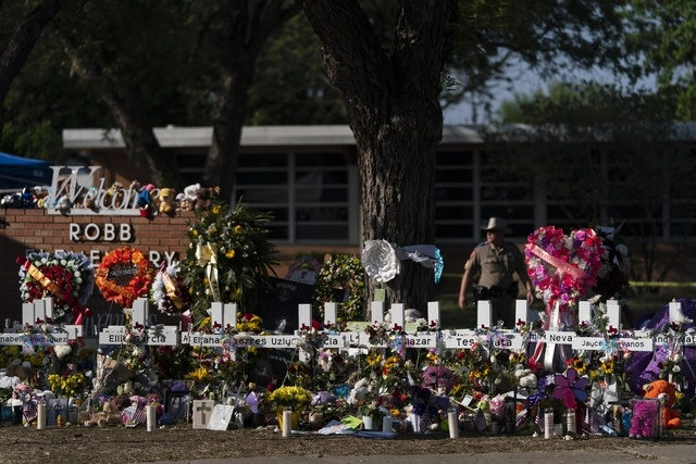 Ofrenda a las víctimas del atentado registrado el 24 de mayo en la escuela de Uvalde, Texas. Foto Ap