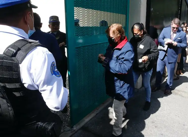 Víctimas de la Línea 12 acuden a la audiencia intermedia y descargo de pruebas del caso, en la sala de audiencias, Doctor Lavista 114, en la Ciudad de México, el 8 de septiembre de 2023. Foto José Antonio López
