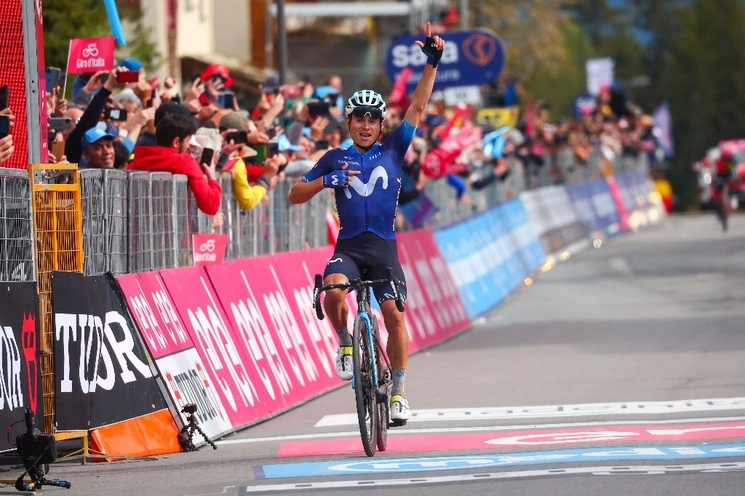 El colombiano Einer Rubio se impuso en la primera gran etapa de montaña del Giro de Italia, en la estación suiza de Crans Montana, al superar al francés Thibaut Pinot al término de una etapa cuyo recorrido fue recortado por las condiciones climáticas. Foto Afp