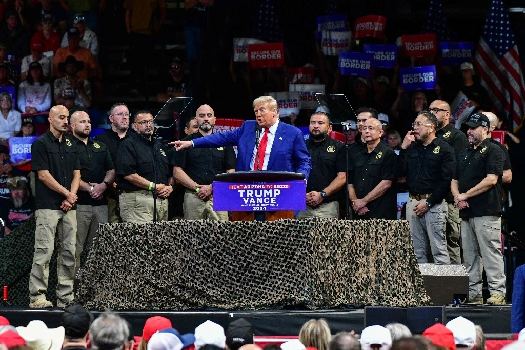 Más de 71 millones votaron por Trump en esta elección, 5 millones más que los 66 millones de votos para Harris.  La imagen, en octubre paado durante un evento de campaña con miembros de la Patrulla Fronteriza en Arizona. Foto Afp.
