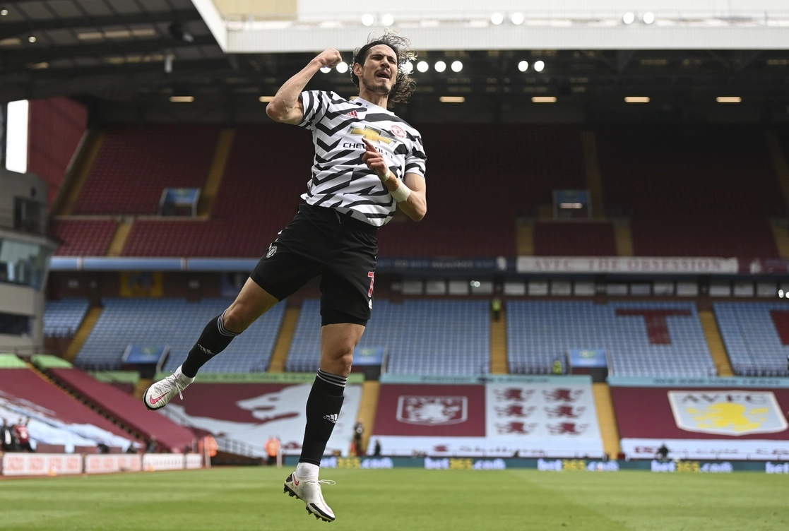 Edson Cavani del Manchester United celebra su anotación ante Aston Villa, en el duelo de la fecha 35 de la Liga Premier. Foto Ap