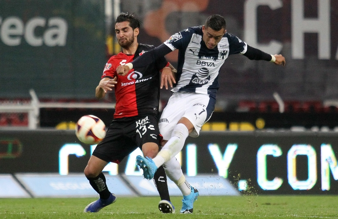Una de las jugadas del encuentro. Foto Afp