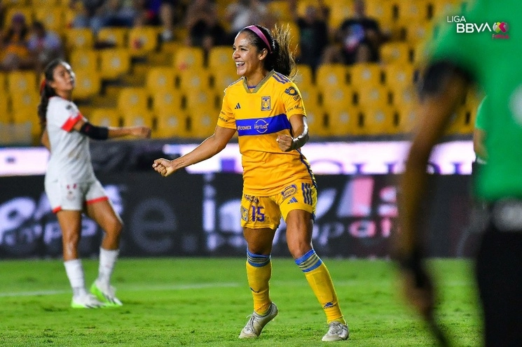 Cristina Ferral celebra uno de los goles con los que Tigres Femenil derrotó 3-1 a Toluca, en la Liga Mx Femenil. Foto tomada de Twitter @LigaBBVAFemenil.