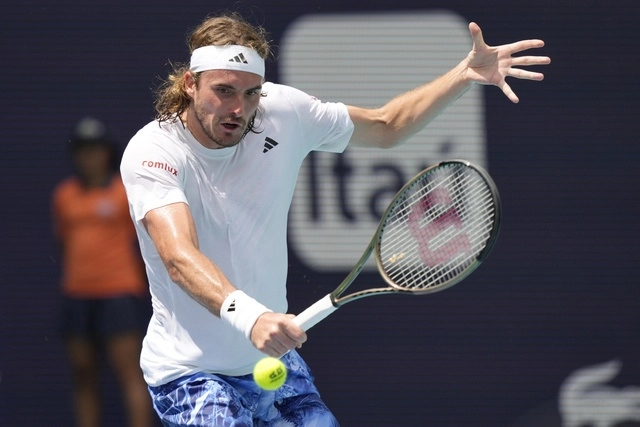 El tenista griego, Stefanos Tsitsipas durante el encuentro ante Cristian Garin. Foto Ap