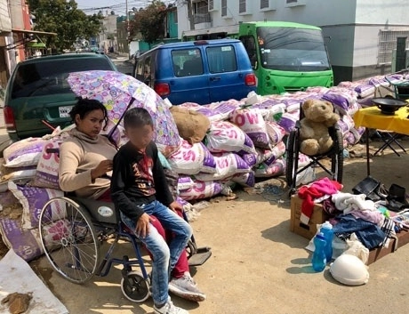 Unas 60 familias de la colonia Desarrollo Urbano Quetzalcóatl tuvieron pérdida total de sus bienes tras las lluvias atípicas de la semana pasada, consideraron autoridades. Sus habitantes han intentado rescatar algunas pertenencias y las colocaron en la calle. Foto Luis Castillo
