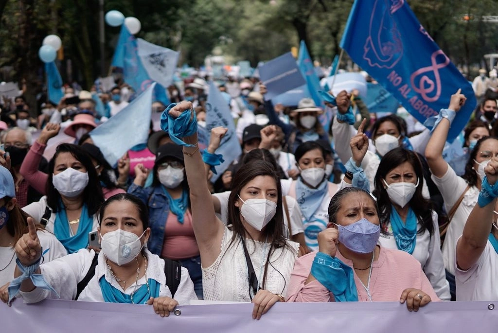 Marcha A favor de la Mujer y la Vida rumbo al Ángel de la Independencia, el tres de octubre de 2021. Foto Pablo Ramos