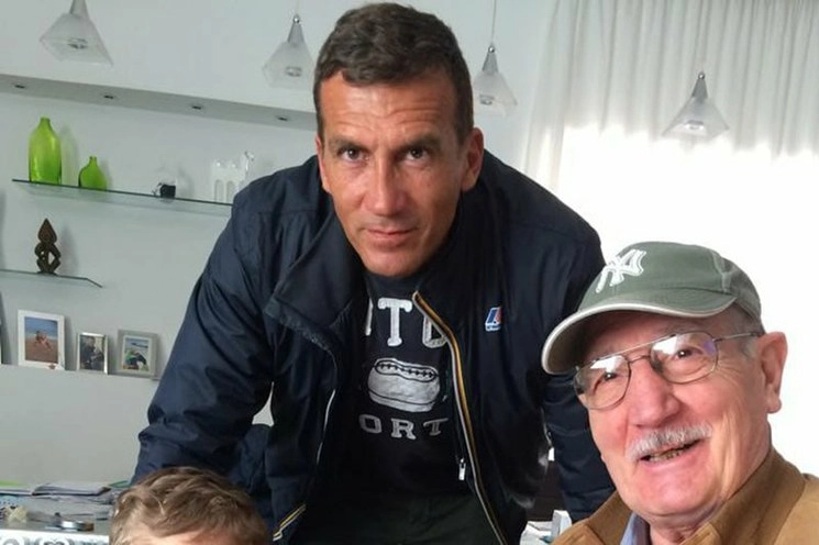 Enrico Giacomoni con su hijo. Foto Ap (cortesía de la familia)