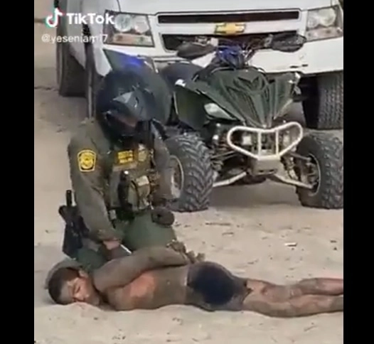 En otros videos de la misma usuaria de TikTok se observa a dos hombres jóvenes que intentaban cruzar al lado mexicano, en medio de un oleaje fuerte que impedía ir hasta el final del cerco fronterizo. Foto video TikTok