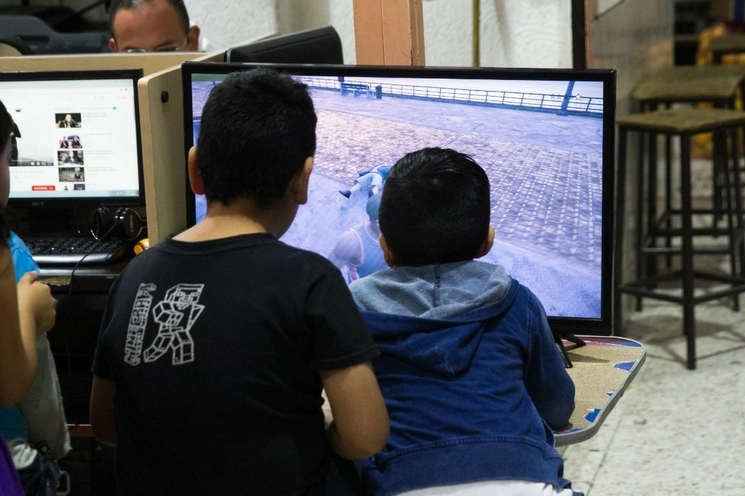 Menores dedican hasta cinco horas al día a los videojuegos, señala el Sistema Nacional de Protección Integral de Niñas, Niños y Adolescentes (Sipinna). Foto Cuartoscuro / Archivo