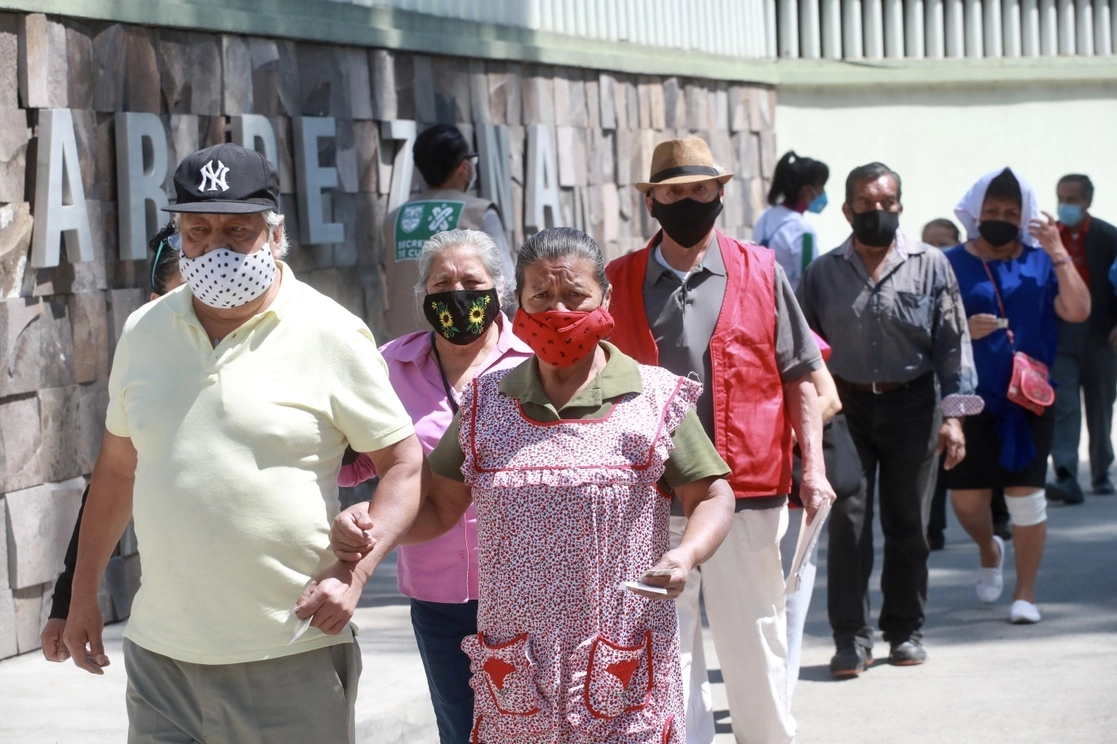 Jornada de vacunación en la alcaldía Iztapalapa, Ciudad de México, el 6 de abril de 2021. Foto Luis Castillo