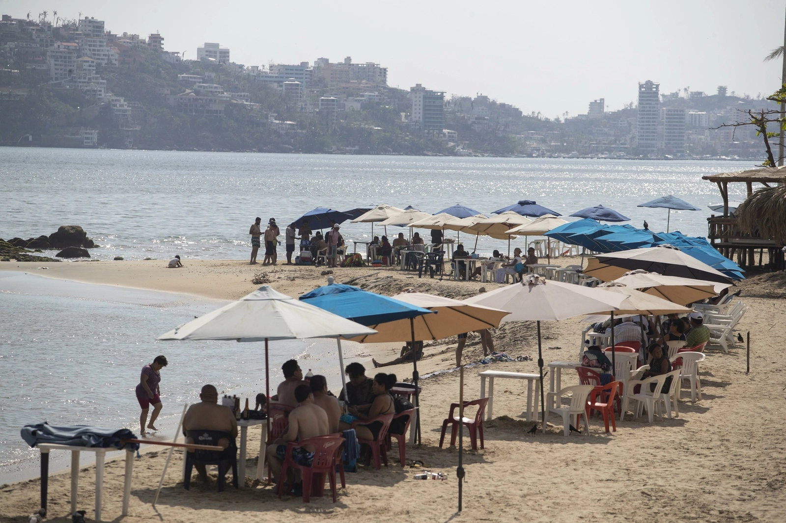 Visitantes en una playa en Acapulco, Guerrero, el 11 de noviembre de 2023. Foto Alfredo Domínguez
