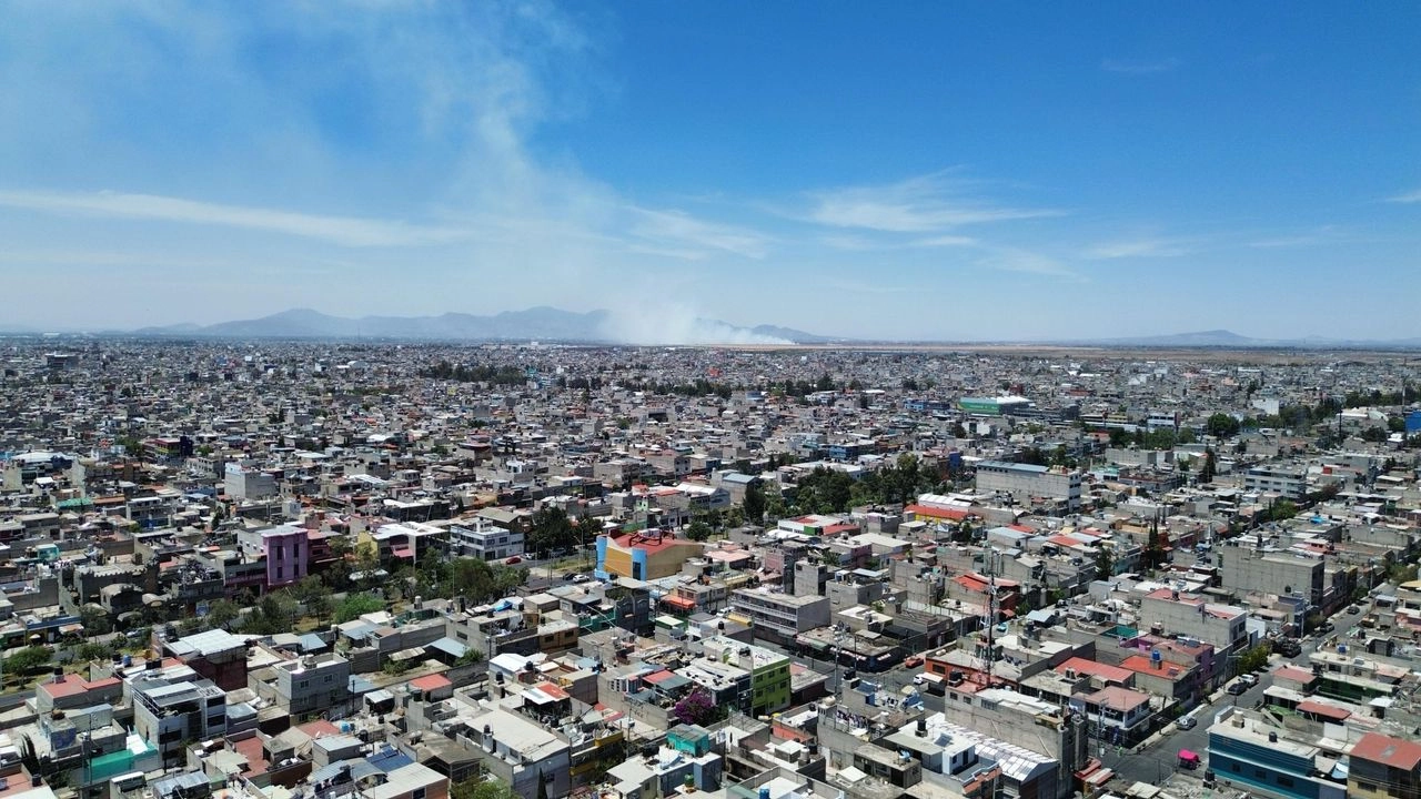 El viento arrastra el humo a la zona urbana de las localidades mexiquenses de La Paz, Nezahualcóyotl y la alcaldía capitalina de Iztapalapa.