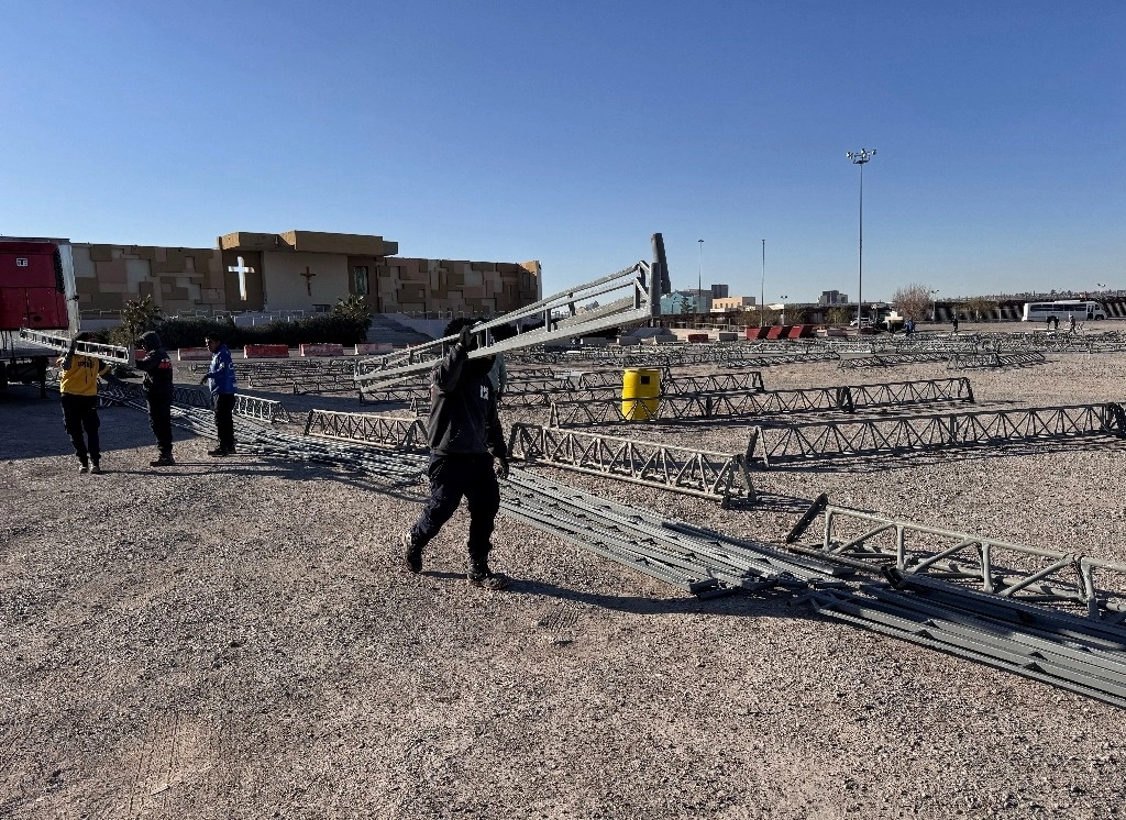 Agregó que el proveedor de las estructuras instaladas en el centro realiza revisiones y ajustes en las carpas para reforzarlas y garantizar que sean lo más seguras posibles, adaptándolas a las condiciones meteorológicas. Foto Marco Pelaéz/ La Jornada