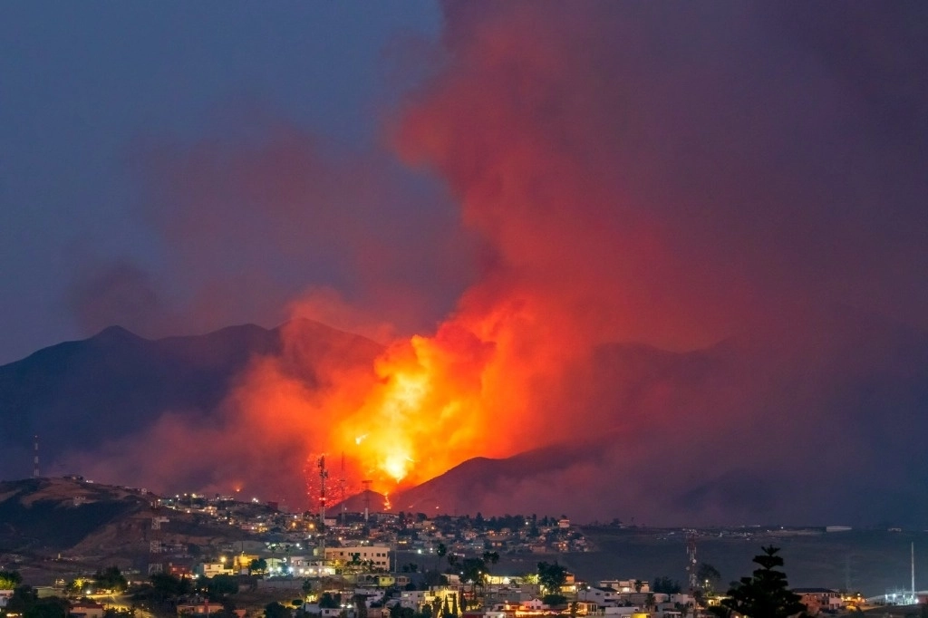 Las labores para sofocar la quema se suspendieron durante la noche por lo accidentado del terreno y se reanudarían hoy a las seis de la mañana. Foto de Edgar Lima/La Jornada Baja California


