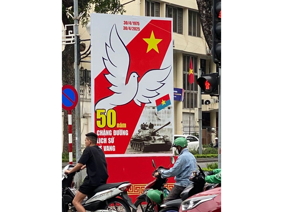 Uno de los carteles empleados para la celebración de los 50 años de la Reunificación de Vietnam 
en la capital vietnamita. Foto 