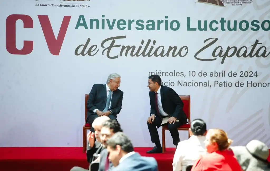 El presidente Andrés Manuel López Obrador y el jefe de Gobierno de la Ciudad de México, Martí Batres, encabezan la ceremonia del 105 aniversario luctuoso de Emiliano Zapata, en el patio de Honor de Palacio Nacional, en la capital del país, el 10 de abril de 2024. Foto Cristina Rodríguez