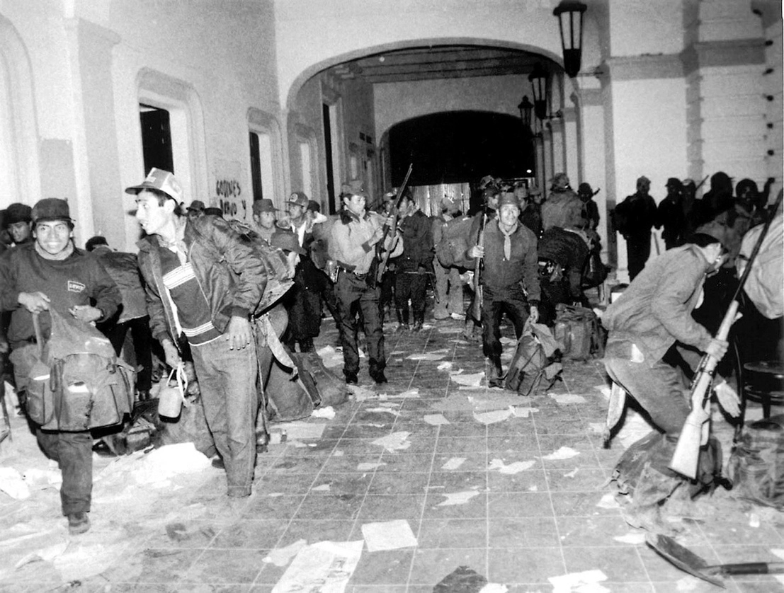 Zapatistas en el Palacio Municipal de San Cristóbal de las Casas el 1º de enero de 1994. Foto Carlos Cisneros