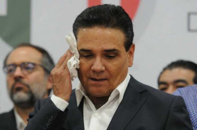 Silvano Aureoles, ex gobernador de Michoacán, durante su registro como aspirante a la candidatura presidencial del Frente Amplio Va por México. Foto Cuartoscuro.