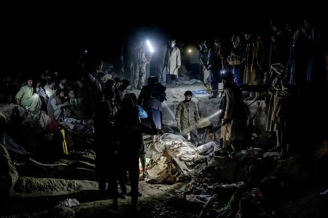 Combatientes talibanes buscan drogadictos escondidos en la basura para detenerlos y trasladarlos a un campo de tratamiento de drogas en Kabul, el 1 de junio pasado. Foto: Ap