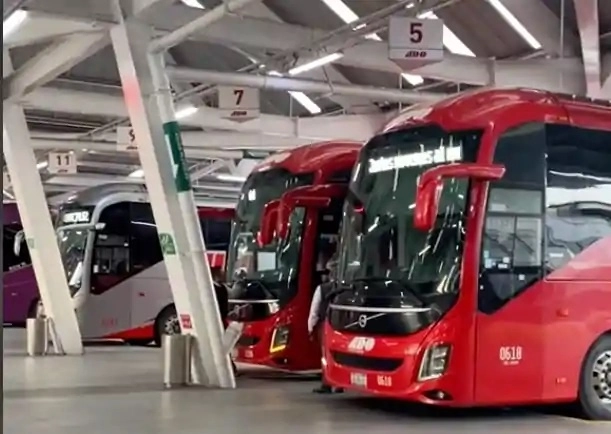 Los descuentos del 50 y 25% lo podrán otorgar los prestadores de servicios ferroviarios en su modalidad de regular interurbano, mientras que los permisionarios del servicio de autotransporte federal de pasajeros lo darán en los servicios de primera y económico a estudiantes y maestros, respectivamente. Foto La Jornada Veracruz