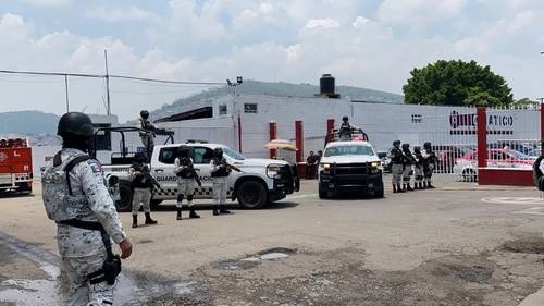 Agentes de la Guardia Nacional fueron desplegados ayer fuera de los centros de distribución de gas, entre ellos los ubicados en San Juan Ixhuatepec, municipio de Tlalnepantla, estado de México. Foto ‘La Jornada’
