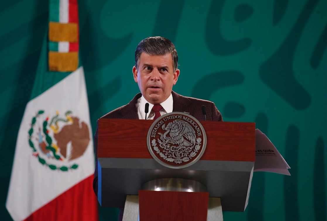 El procurador Federal del Consumidor, Ricardo Scheffield, informó sobre verificación de precios en insumos para damnificados, durante la conferencia del presidente Andrés Manuel López Obrador. Foto Cristina Rodríguez / Archivo