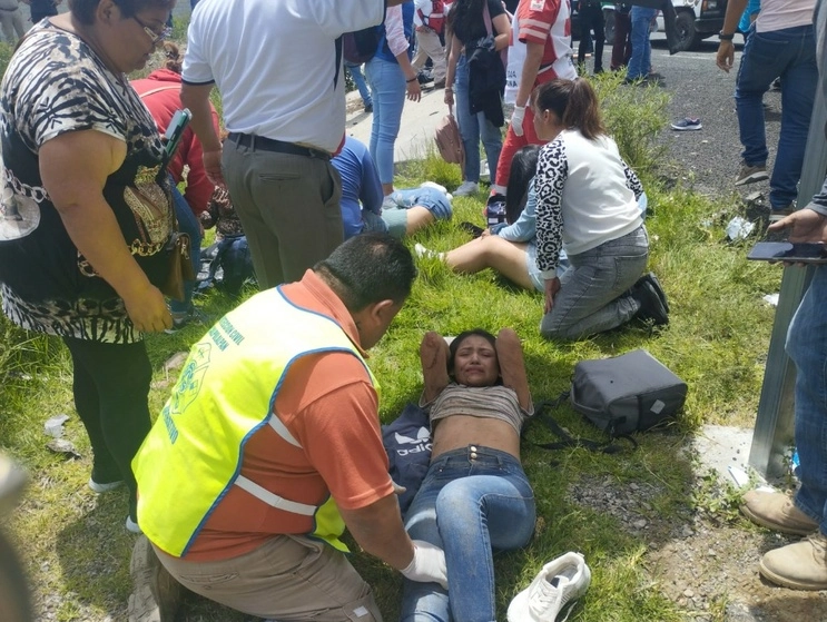 Hasta el momento, no han podido ser identificadas las tres personas fallecidas. Foto 'La Jornada'  