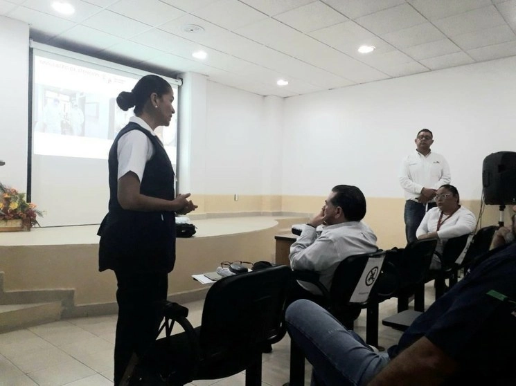 Para evitar cualquier agresión a personal médico, elementos de seguridad de la federación y del estado mantienen vigilancia en los 47 hospitales de Michoacán. Foto Twitter @SALUDMICH