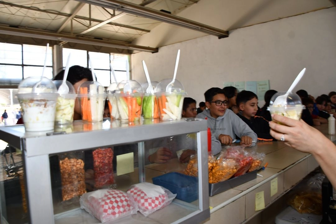 Autoridades de Ciudad Juárez, Chihuahua anunció operativos en contra de alrededor de 240 vendedores de alimentos “chatarra” al exterior de escuelas. Foto 