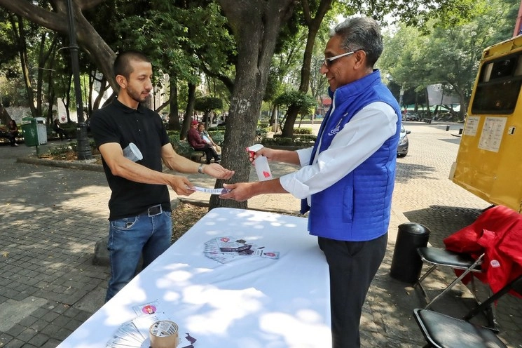 Mesa de salud instalada en el centro de Coyoacán, durante la cuarentena de Covid-19. Foto Marco Peláez