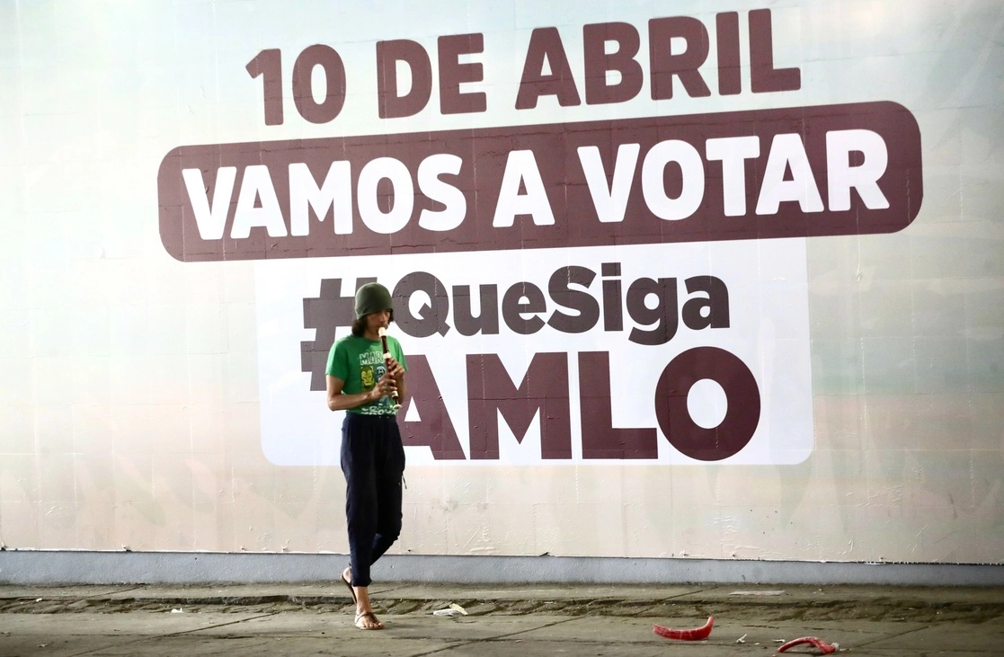 En bardas y postes de la Ciudad de México se promueve la participación en la consulta del 10 de abril. En algunos casos hasta con música. La imagen, del pasado 3 de abril. Foto Luis Castillo
