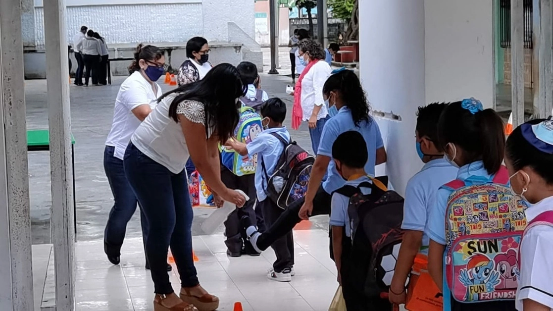 Tras dos años y medio en que las escuelas tuvieron clases en línea y de forma híbrida, en el ciclo 2022-2023 se retoman las actividades directas en aulas. Foto Luis Bonfil