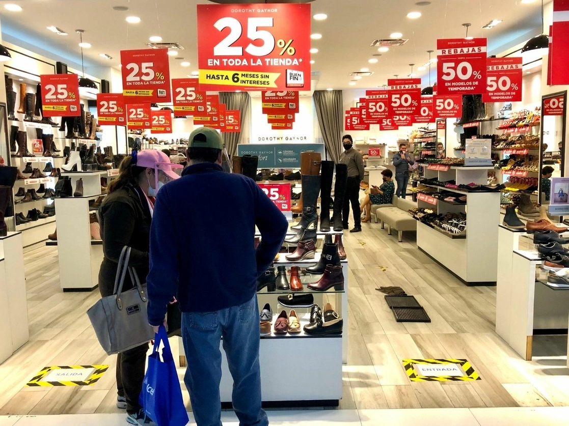 Por las ofertas, en una zapatería del complejo comercial Galerías Coapa se vio más gente que en días anteriores. Foto Luis Castillo