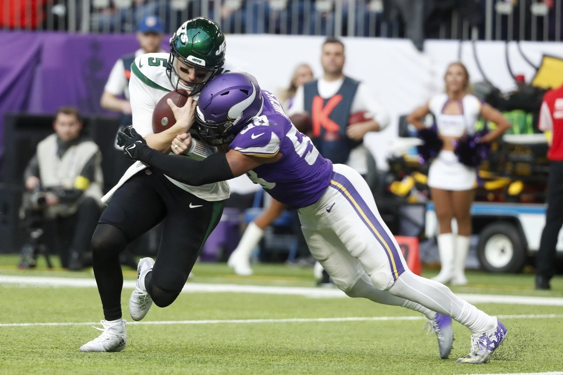 Mike White, mariscal de campo de los Jets de NY es tacleado por Jordan Hicks, ‘linebacker’ de los Vikingos de Minnesota. Foto Ap