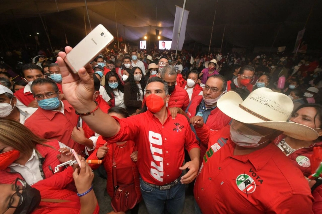 Alejandro Moreno (c) dirigente nacional del PRI durante un encuentro con militantes del Estado de México. Foto tomada de la cuenta de Twitter @alitomorenoc
