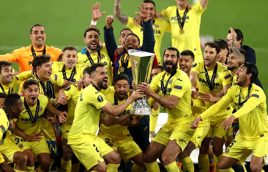 Jugadores del Villarreal festejan junto con el trofeo del certamen. Foto Europa League 