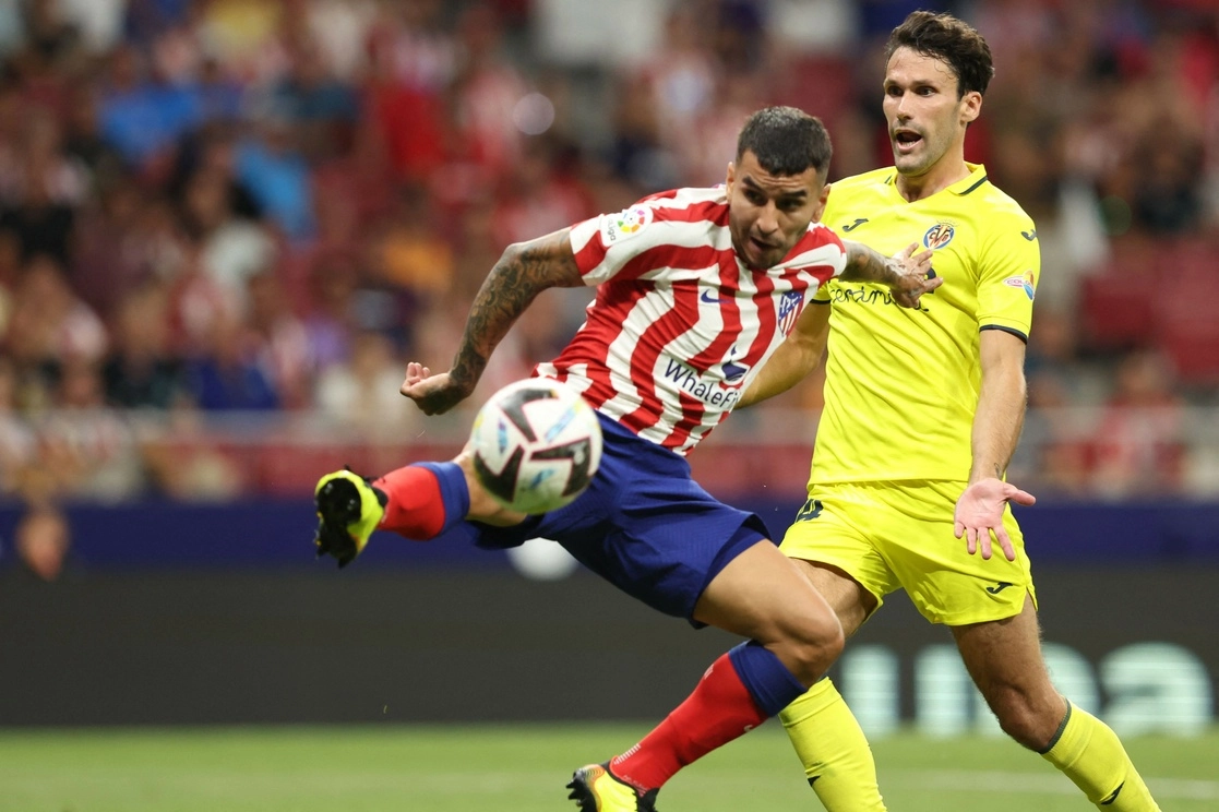 Ángel Correa del Atlético de Madrid controla el balón ante el defensor del Villarreal, Alfonso Pedraza. Foto Afp