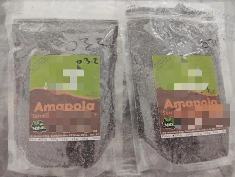 Un hombre fue detenido en el aeropuerto de Guadalajara con dos paquetes de semillas de amapola. Foto cortesía FGR