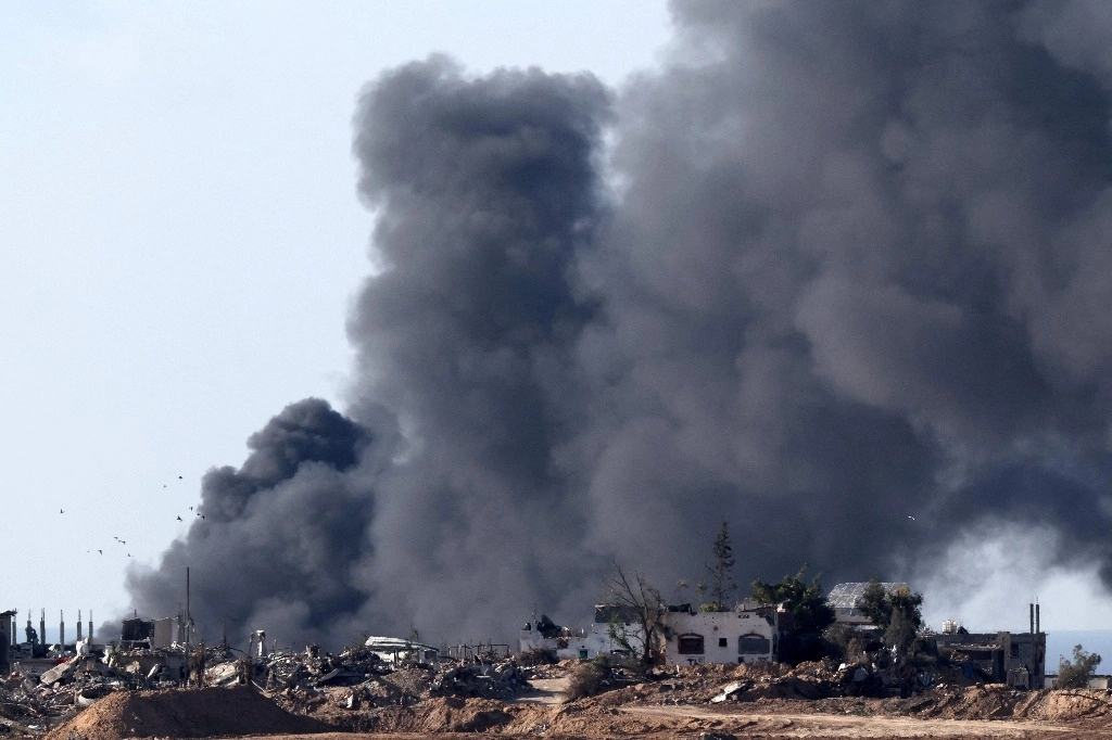 La frontera con la franja de Gaza sobre el territorio palestino durante el bombardeo israelí, el 5 de enero de 2024. Foto Afp 